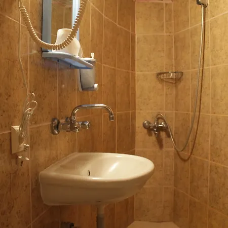 Yasin's Place Backpackers Cave Hotel