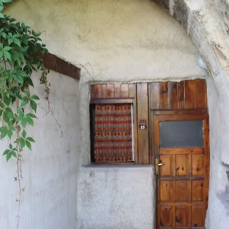 Yasin's Place Backpackers Cave Hotel 3*